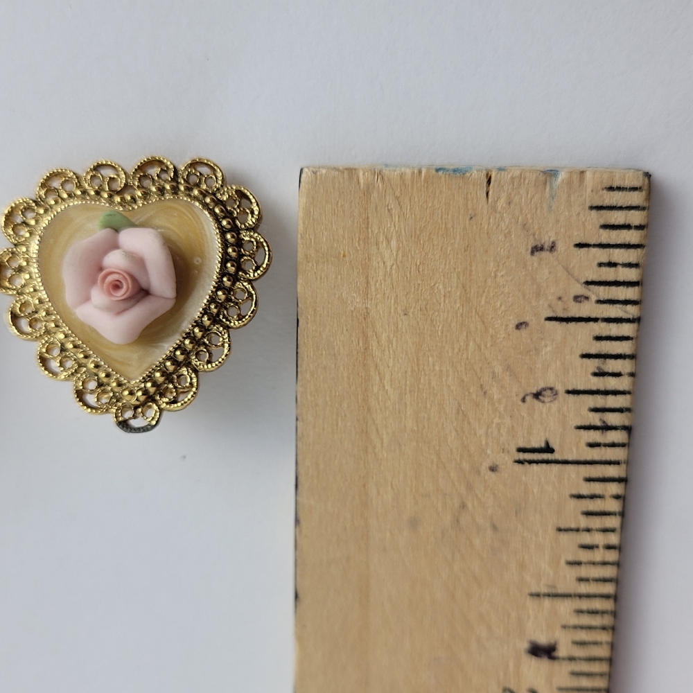 Vintage Gold Tone Filigree Victorian Heart Shaped Porcelain Rose Clip On Earring - Picture 7 of 7